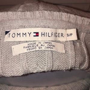 TH women’s chunky knit, v- neck sweater 🚂